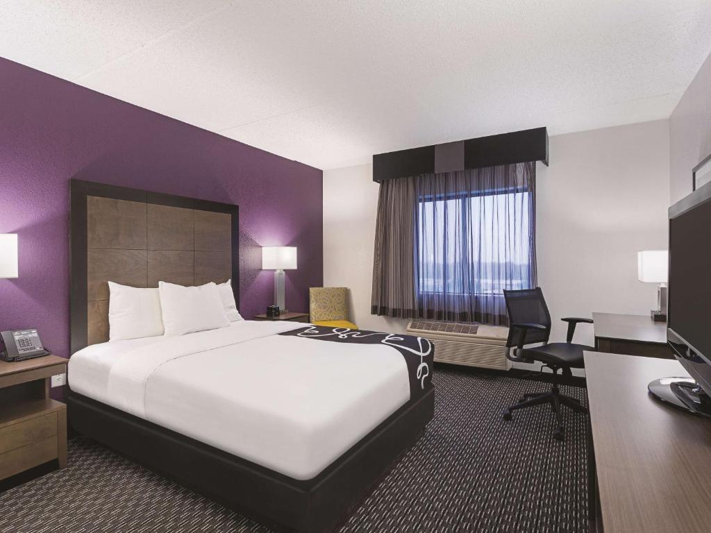 La Quinta by Wyndham Baltimore BWI Airport - Queen Room - Mobility Accessible/Non-Smoking