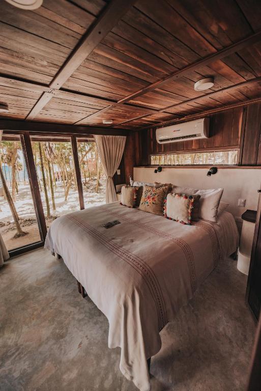 Postel nebo postele na pokoji v ubytování Papaya Playa Project, Tulum, a Member of Design Hotels