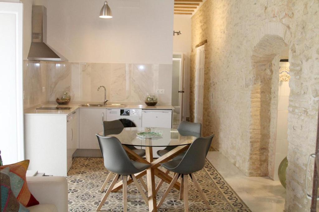 a kitchen with a table and chairs in a room at Casa Atahona - Casita con Encanto in Medina Sidonia