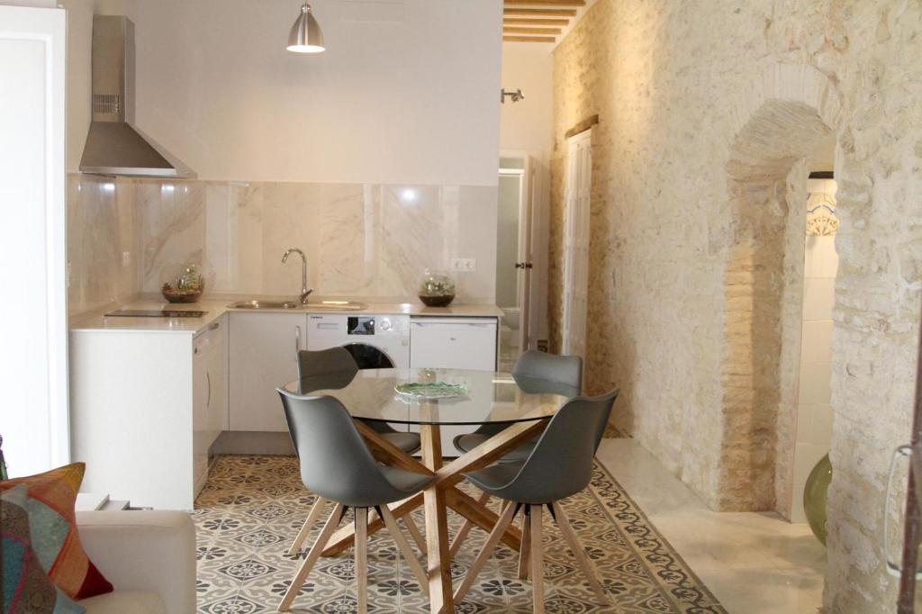 cocina con mesa y sillas en una habitación en Casa Atahona - Casita con Encanto, en Medina Sidonia