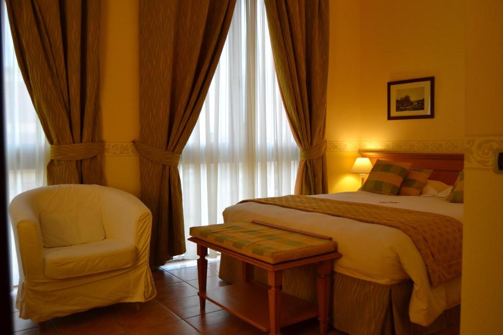 Postel nebo postele na pokoji v ubytování Seccy Hotel Boutique Art & Museum