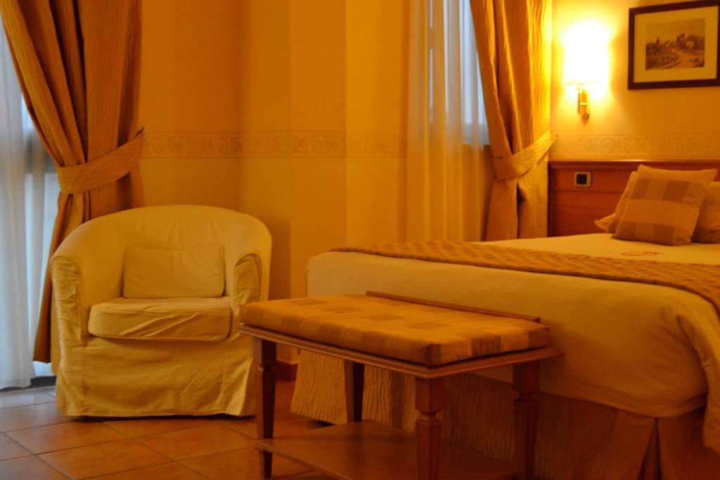 Postel nebo postele na pokoji v ubytování Seccy Hotel Boutique Art & Museum