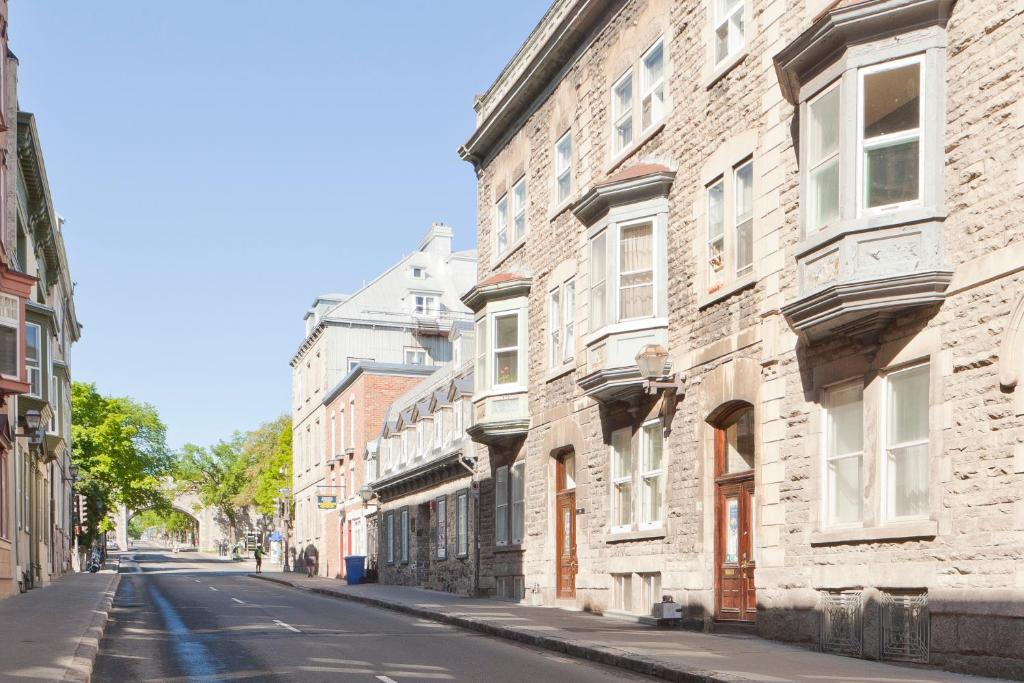 una calle en un casco antiguo con edificios de piedra en B&B Saint Louis, en Quebec
