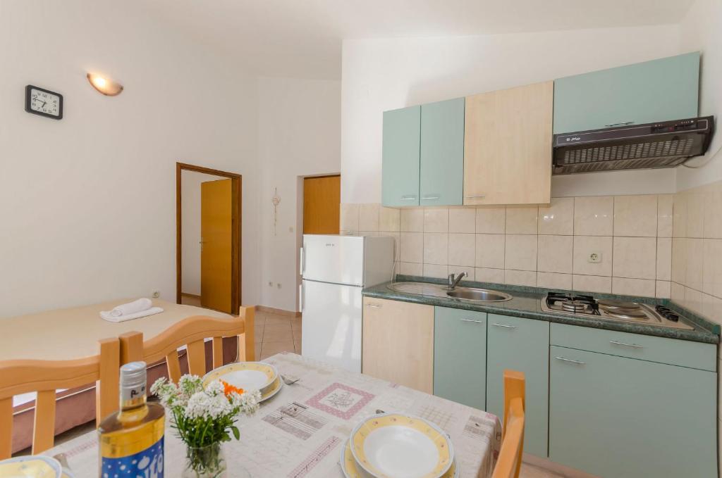 Kuchyňa alebo kuchynka v ubytovaní Apartments Sklopina