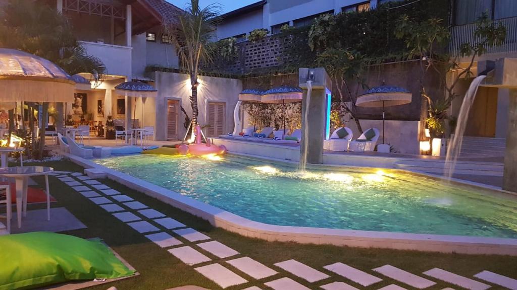 Бассейн в 18 Suite Villa Loft at Kuta или поблизости