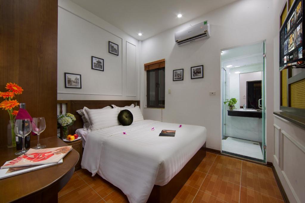 Postel nebo postele na pokoji v ubytování Hanoi Amber Hotel