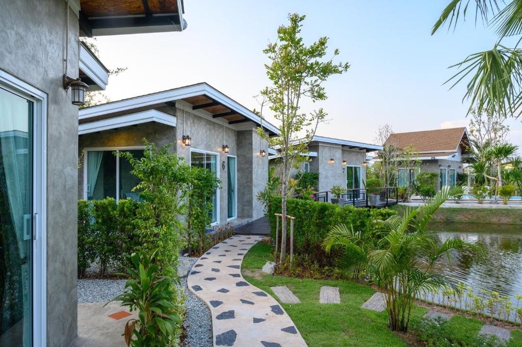 una casa con una pasarela delante de una casa en Loftpical Resort, en Phuket