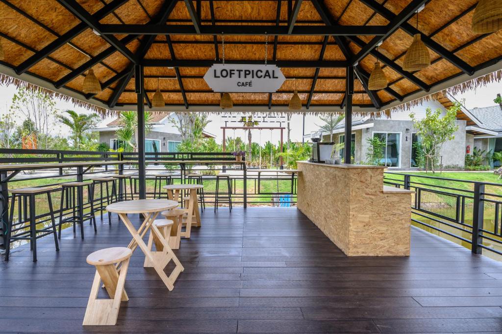 Restaurace v ubytování Loftpical Resort