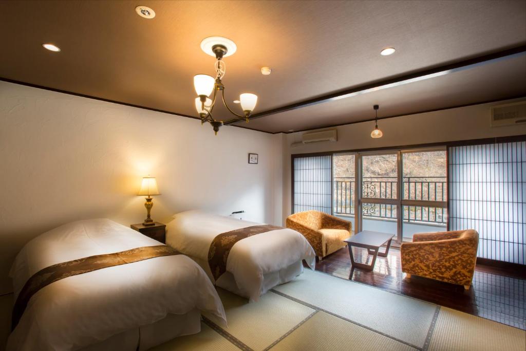 Postel nebo postele na pokoji v ubytování Tateshina Shinyu Onsen