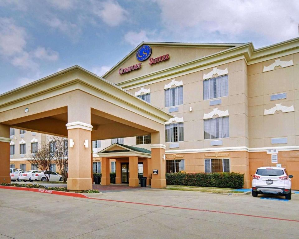 a hotel with a car parked in front of it at Comfort Suites Roanoke - Fort Worth North in Roanoke