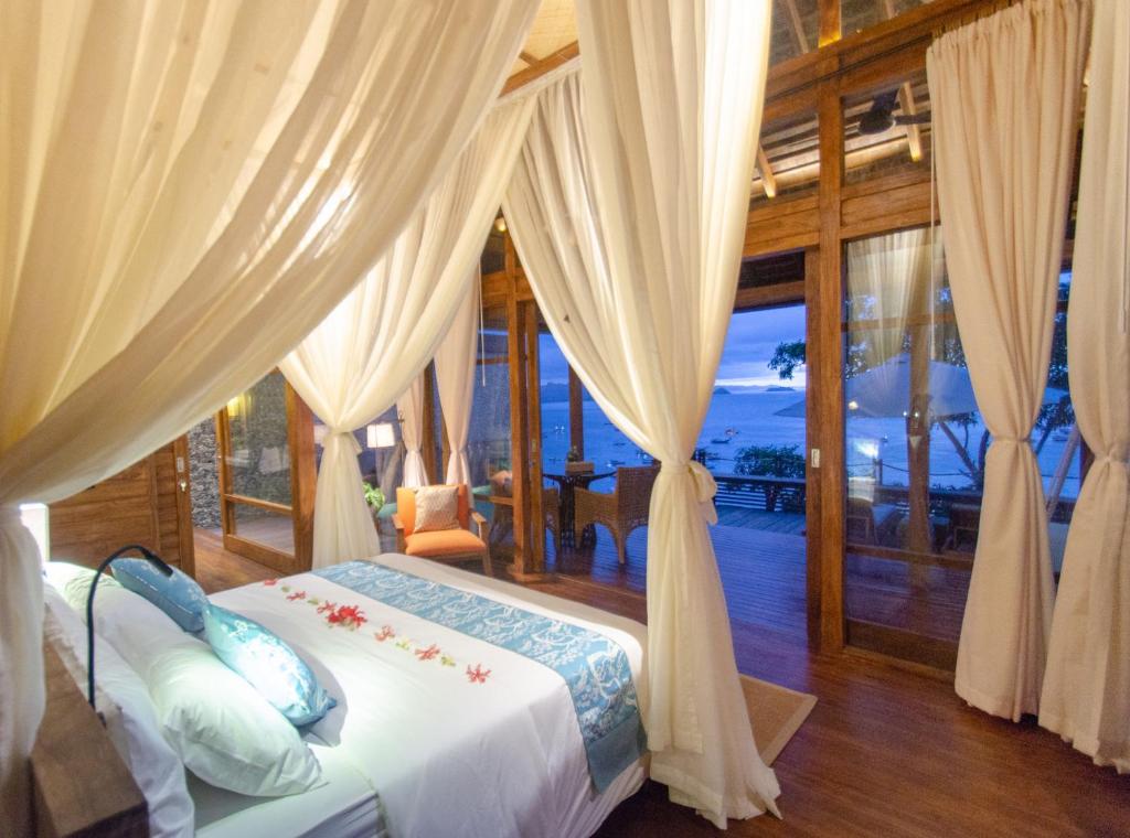 Una cama o camas en una habitación de Bayview Gardens Hotel