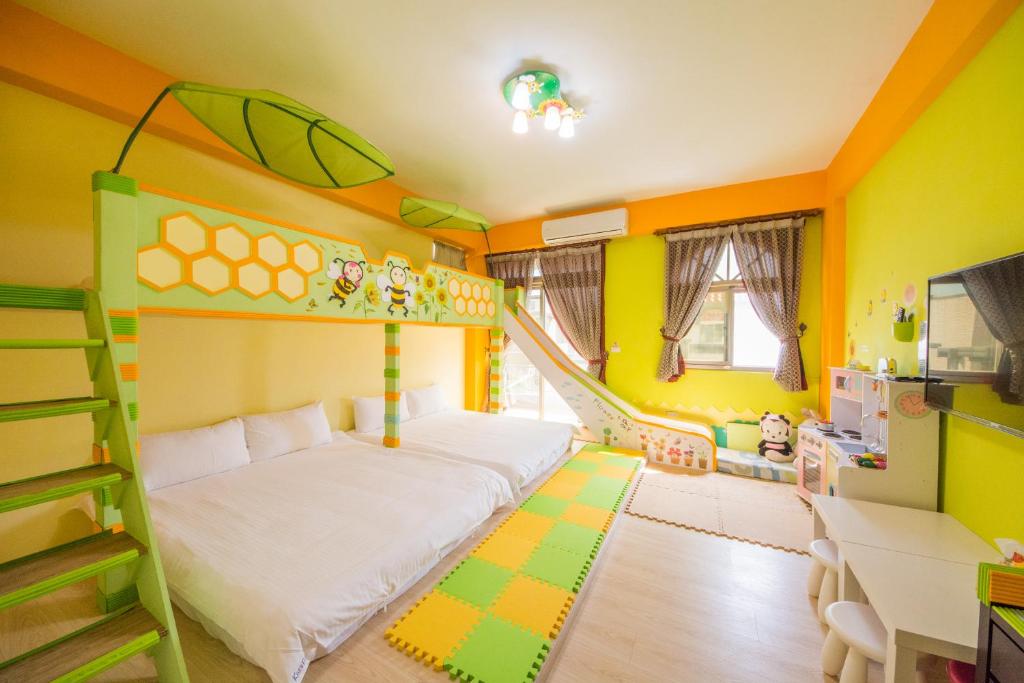 佳林村的住宿－月明風清親子民宿，一间卧室配有双层床和书桌