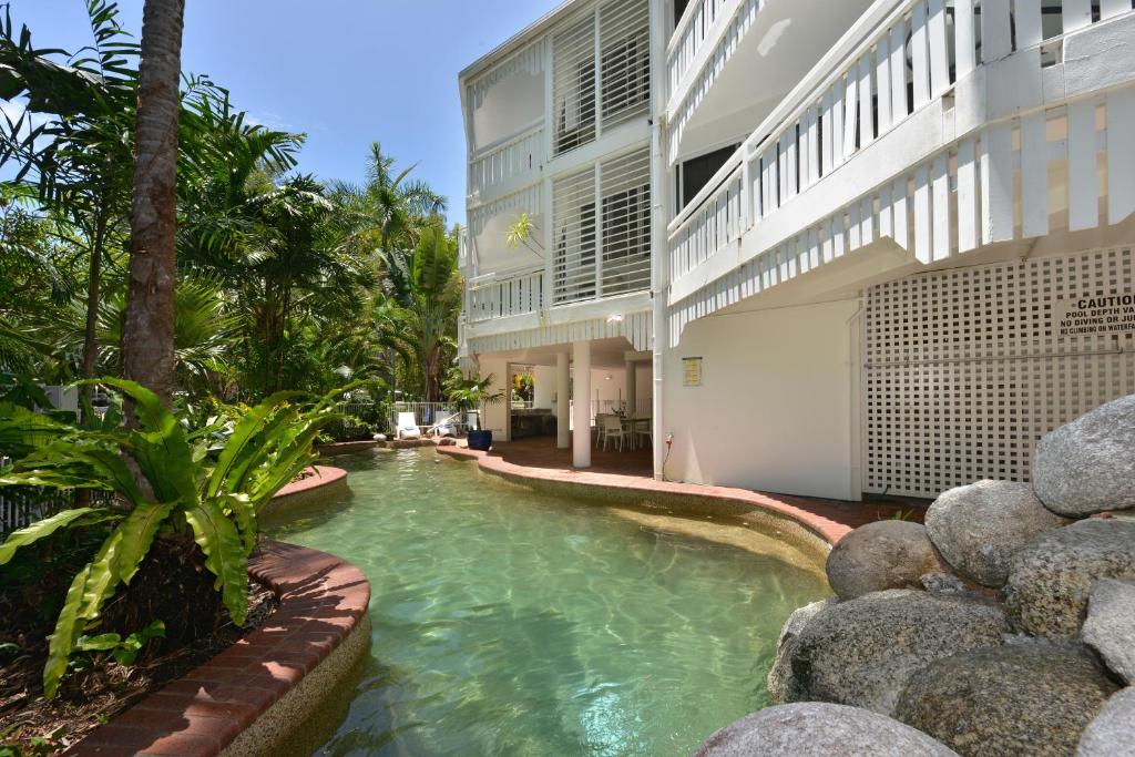 Bazén v ubytování The White House Port Douglas nebo v jeho okolí