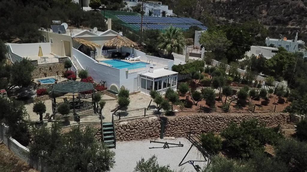 una vista aérea de una casa con piscina en Villa Artemis en Achlia