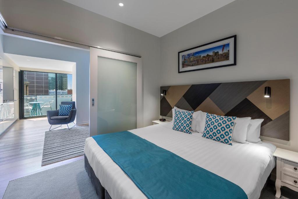 Postel nebo postele na pokoji v ubytování Wyndham Hotel Melbourne