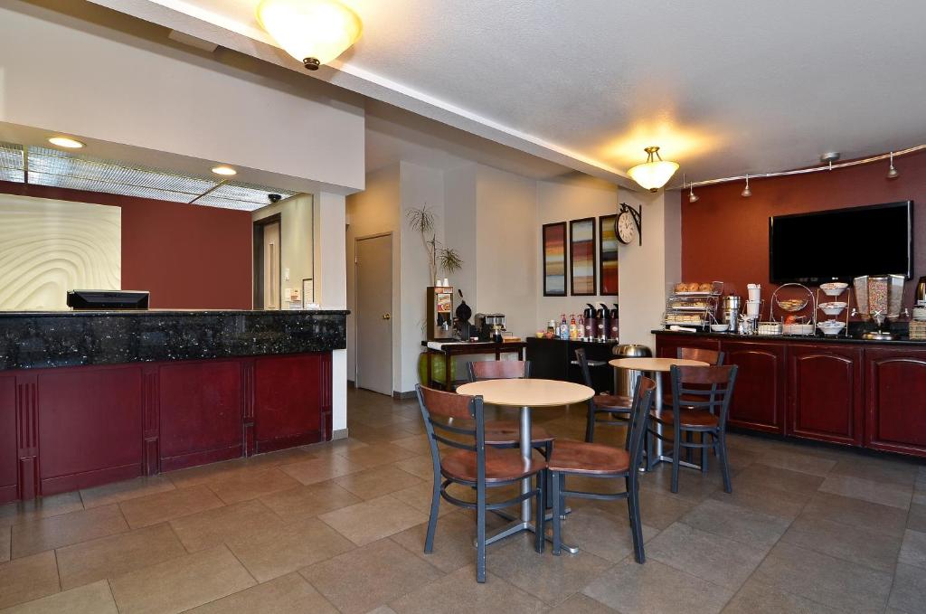 Kuchyň nebo kuchyňský kout v ubytování Clackamas Inn and Suites