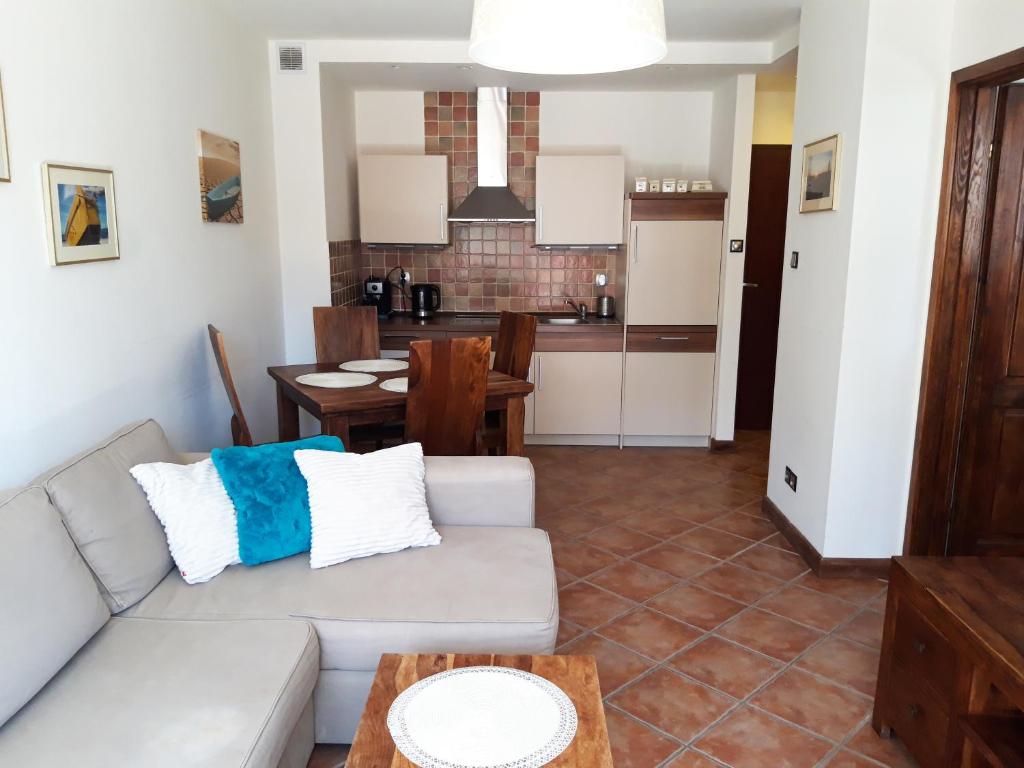 salon z kanapą i stołem w obiekcie Apartament Fala Bryza w Juracie