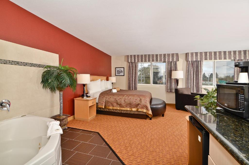 TV a/nebo společenská místnost v ubytování Clackamas Inn and Suites
