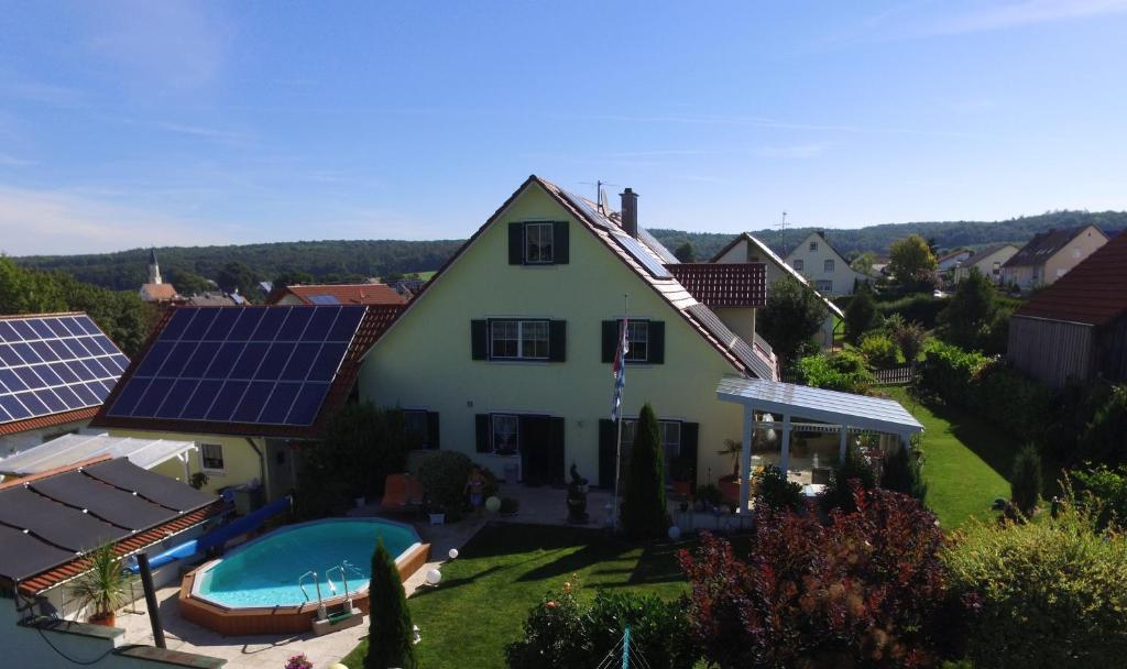 ein Haus mit Sonnenkollektoren auf dem Dach in der Unterkunft Ferienwohnung Finningen in Finningen