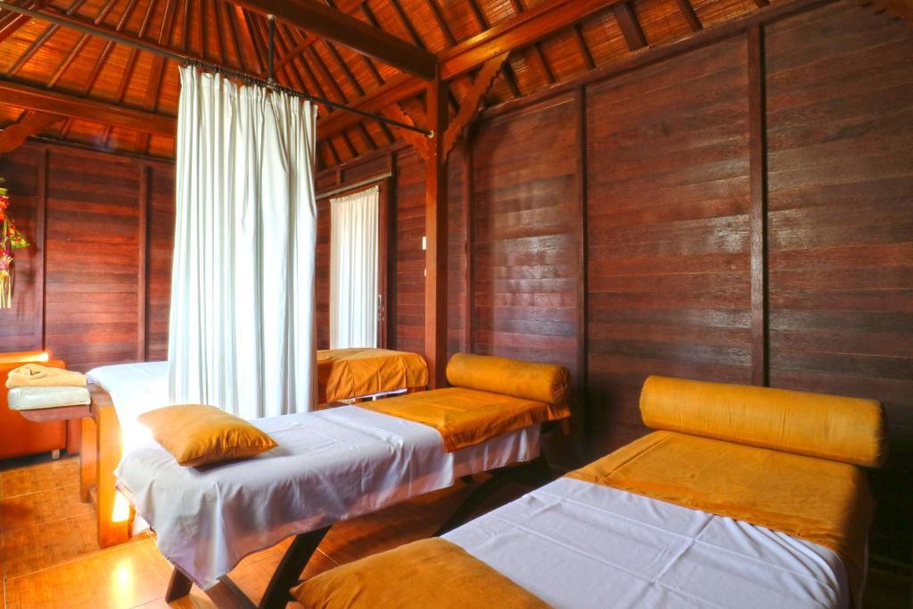 Postel nebo postele na pokoji v ubytování The Swaha Ubud Hotel