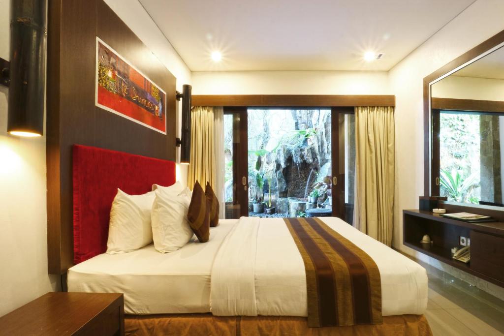 Postel nebo postele na pokoji v ubytování The Swaha Ubud Hotel