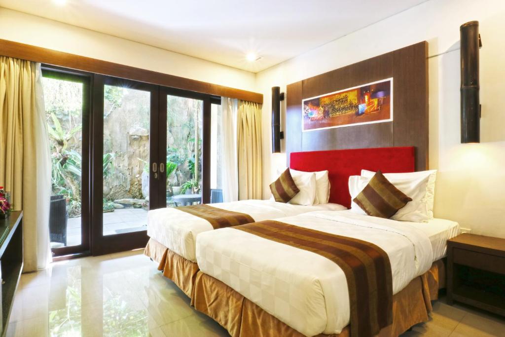 Postel nebo postele na pokoji v ubytování The Swaha Ubud Hotel