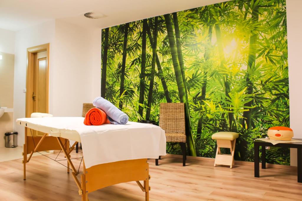 Postel nebo postele na pokoji v ubytování Wellness Hotel Lužan
