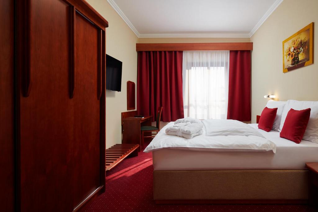 Postel nebo postele na pokoji v ubytování Wellness Hotel Lužan