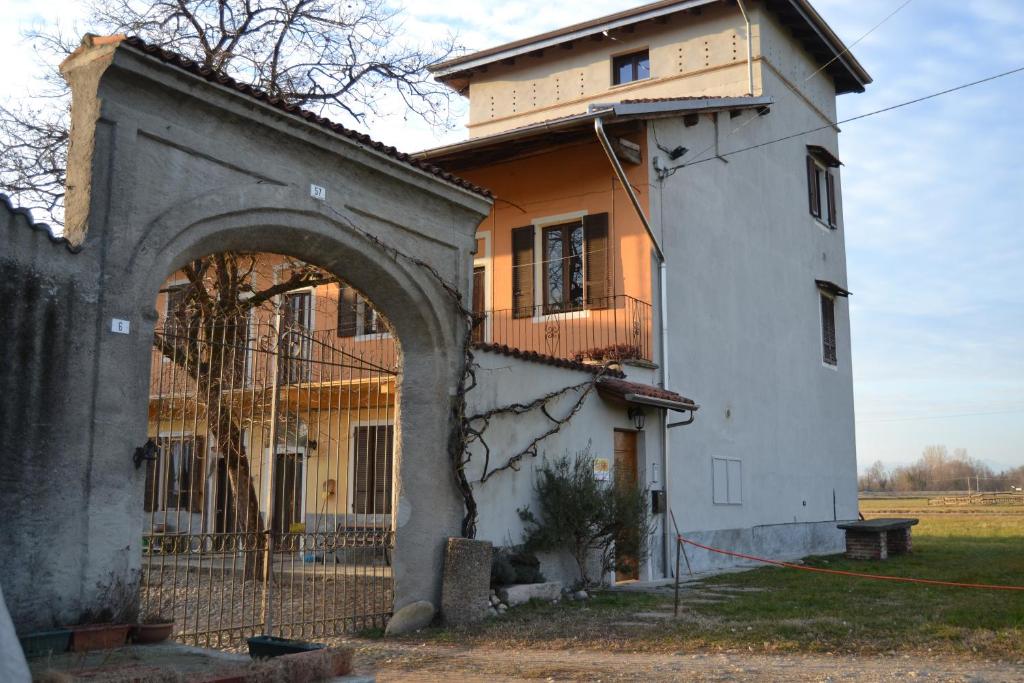a building with an archway in front of it at Agriturismo La Farazzina in Oleggio