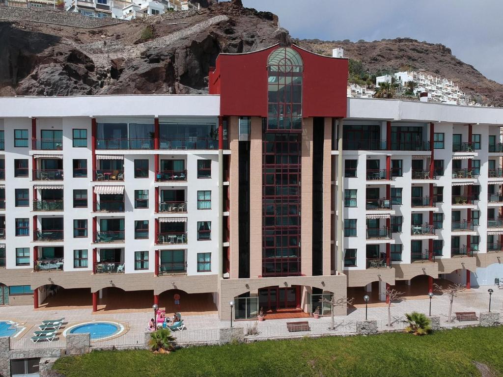 un edificio de apartamentos con piscina y montaña en Su Eminencia - 2 bedrooms 5 star Playa Del Cura, en Playa del Cura