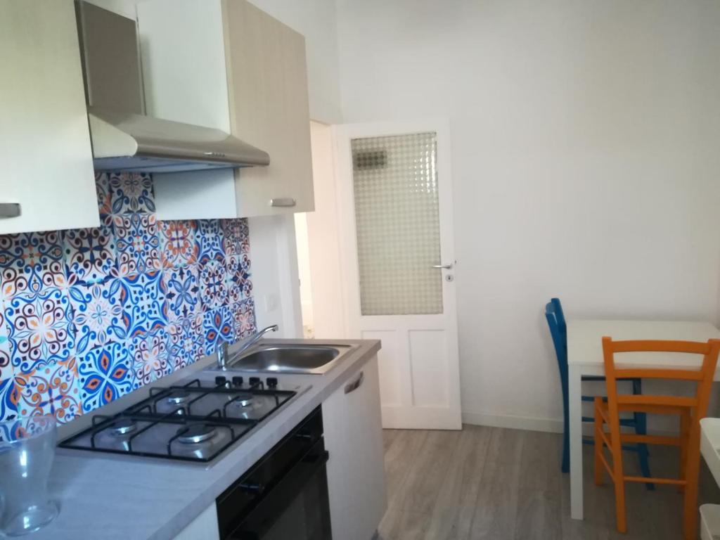 A kitchen or kitchenette at Casa degli Avi,da zio Nino nel Borgo Marinaro