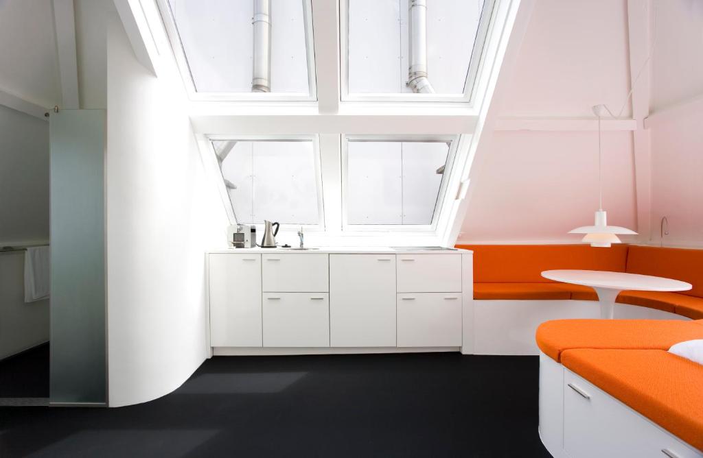 een kamer met een wastafel en een raam bij MAFF Top Apartment in Den Haag