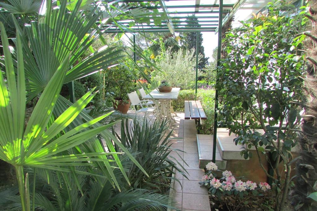 Vonkajšia záhrada v ubytovaní Sunny Garden