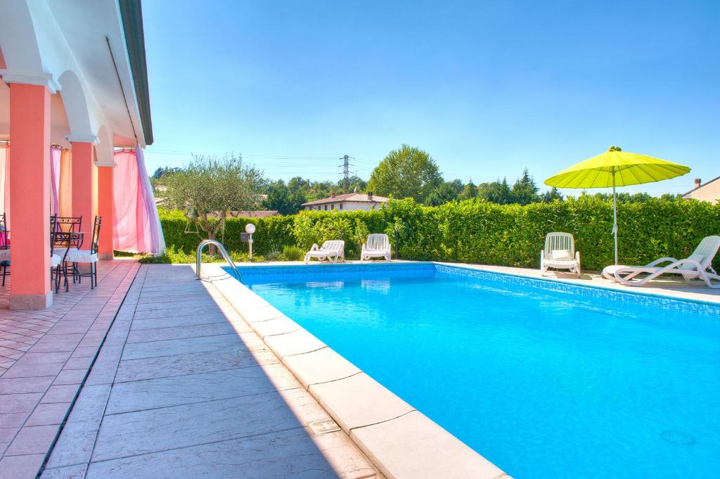 Bazén v ubytování B&B Villa Gloriana nebo v jeho okolí