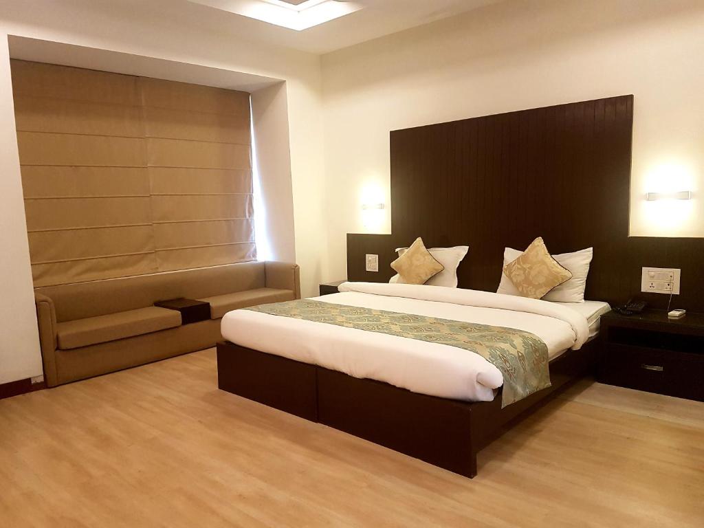 Postel nebo postele na pokoji v ubytování Hotel Haris MG Road Gurugram