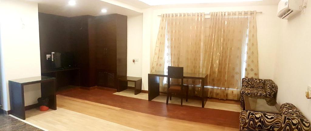 Posezení v ubytování Hotel Haris MG Road Gurugram