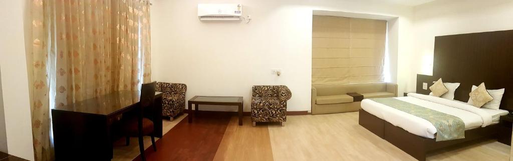 Postel nebo postele na pokoji v ubytování Hotel Haris MG Road Gurugram
