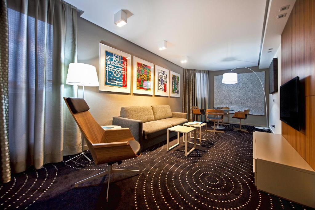 TV a/nebo společenská místnost v ubytování Hotel Silken Amara Plaza