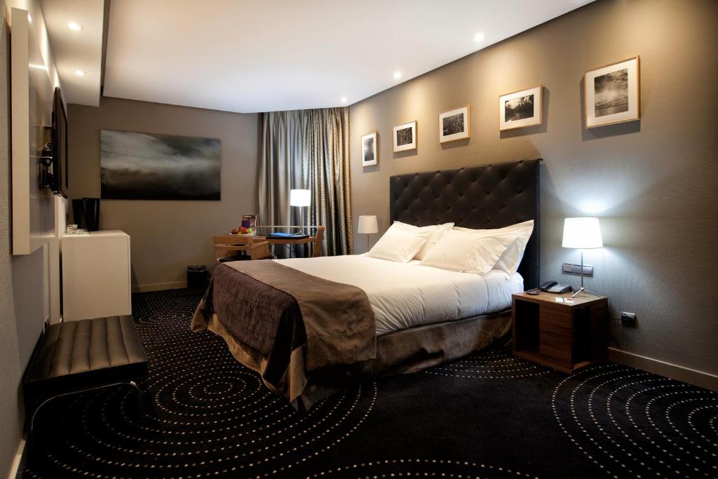 Postel nebo postele na pokoji v ubytování Hotel Silken Amara Plaza