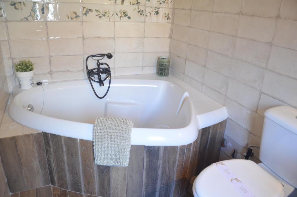 A bathroom at Hostal Refugio De Gredos