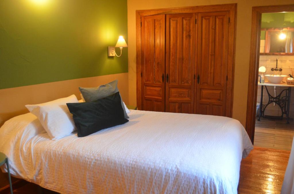 A bed or beds in a room at Hostal Refugio De Gredos