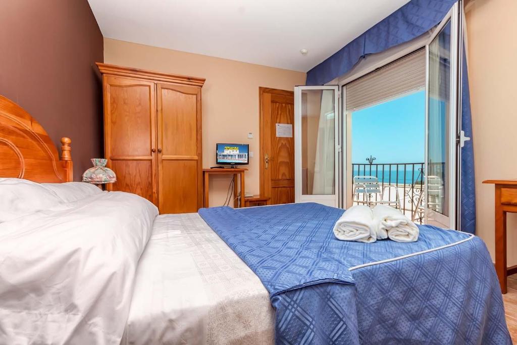 Postel nebo postele na pokoji v ubytování Hotel Al-Andalus