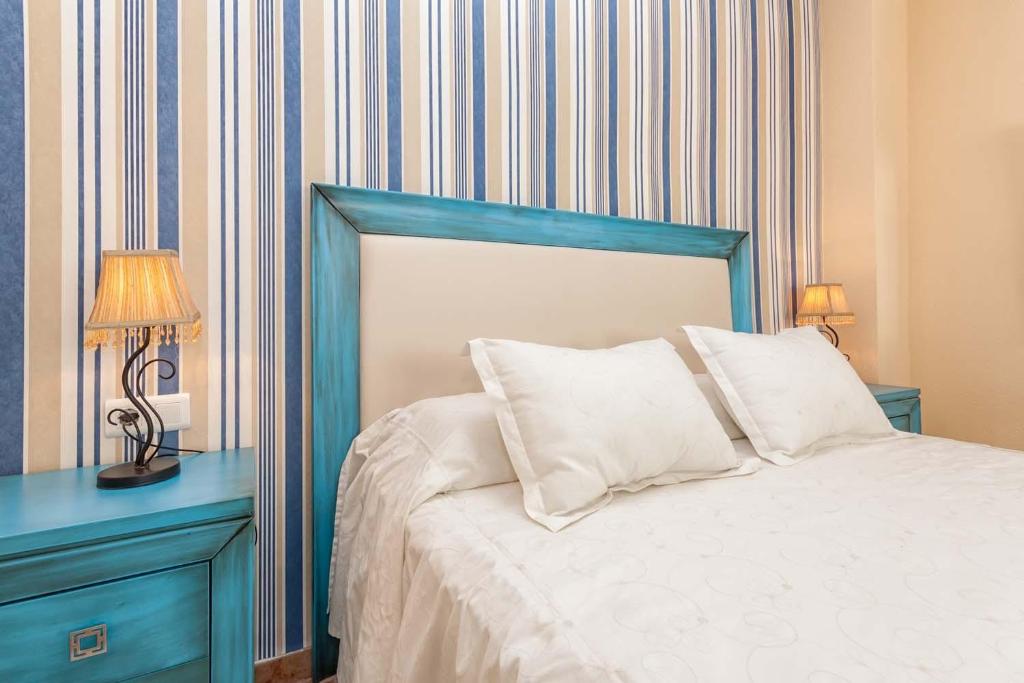 Postel nebo postele na pokoji v ubytování Hotel Al-Andalus