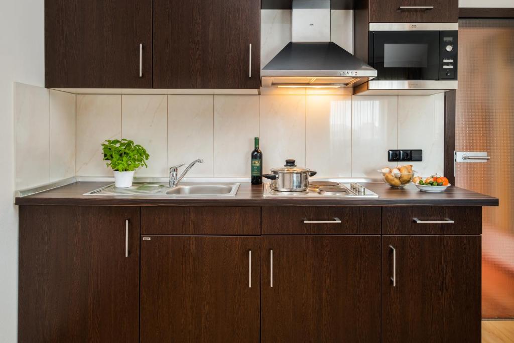 Kuchyň nebo kuchyňský kout v ubytování Hetzel Hotel Stuttgart