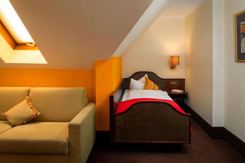 Postel nebo postele na pokoji v ubytování Hetzel Hotel Stuttgart