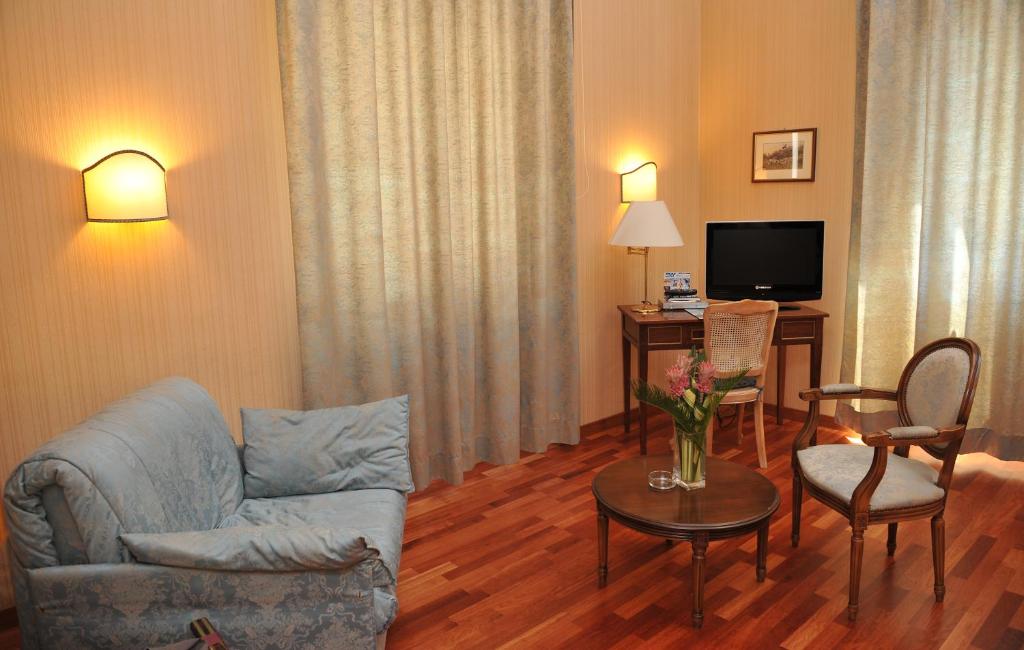TV a/nebo společenská místnost v ubytování Grande Albergo Quattro Stagioni