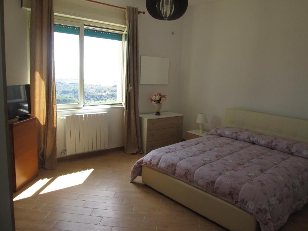 A bed or beds in a room at VISTAMOZZAFIATO AGRIGENTO