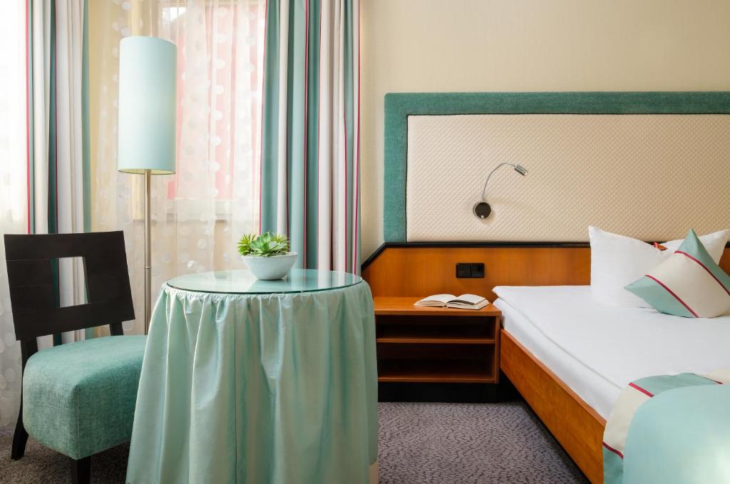 Postel nebo postele na pokoji v ubytování Hetzel Hotel Stuttgart