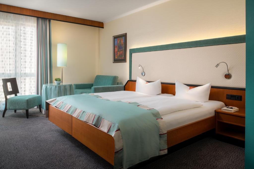 Postel nebo postele na pokoji v ubytování Hetzel Hotel Stuttgart