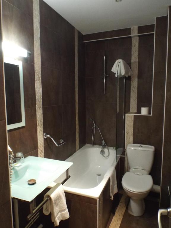 Koupelna v ubytování Logis Hôtel Saint Martin